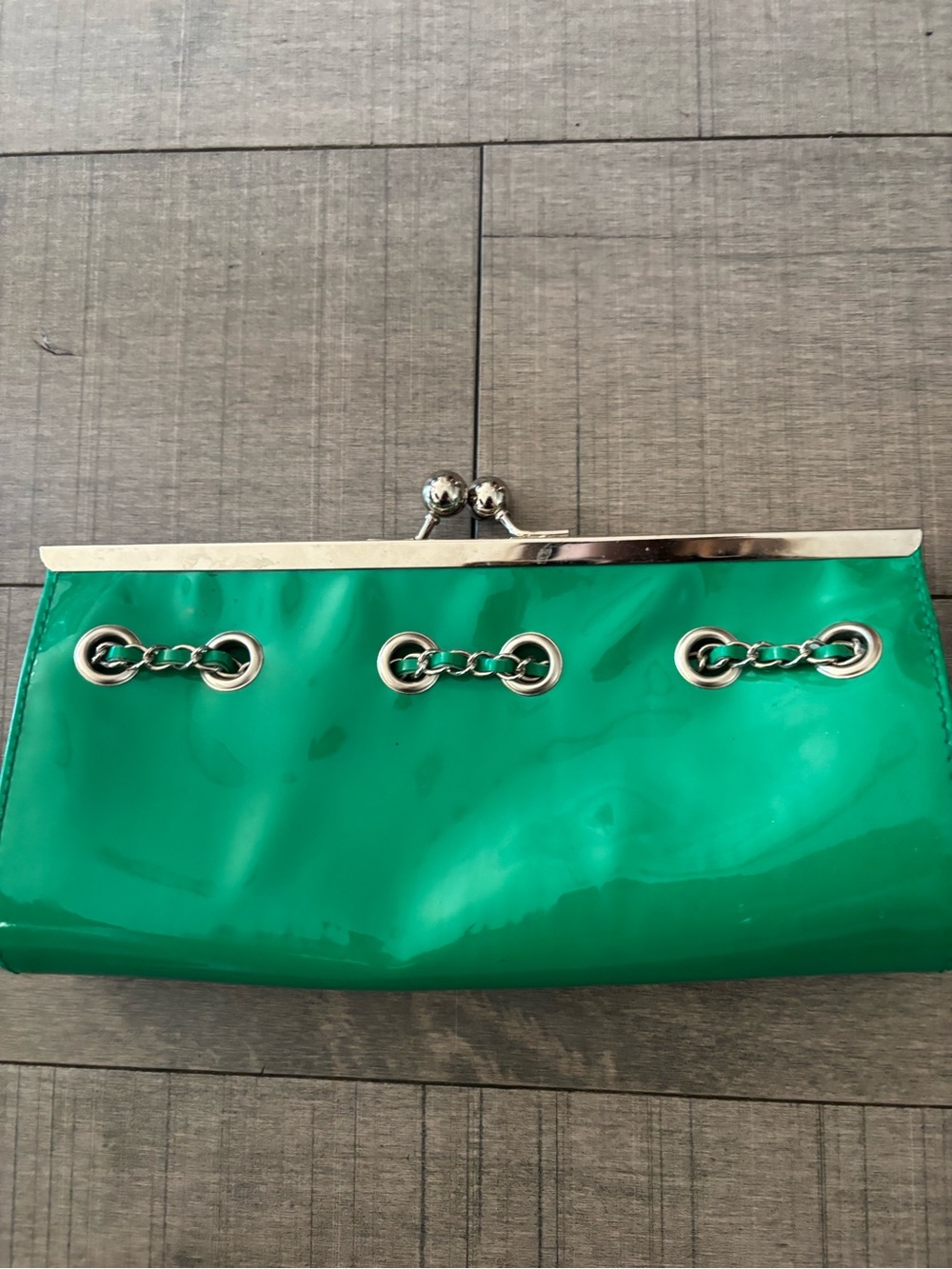 🌺5/$25🌺Y2K Kiss-lock-Lock Clutch- Patent Green Leather & Chain